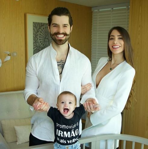 Alok, com a mulher, Romana Novais, e o filho do casal, Ravi. (Foto: Reprodução/Instagram)