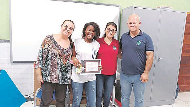 Tácila Ventura festeja, ao lado de professores, a indicação para o livro (Foto: Divulgação)