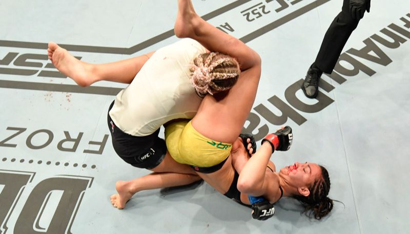 Amanda Ribas dá um golpe na adversária (Foto: UFC)