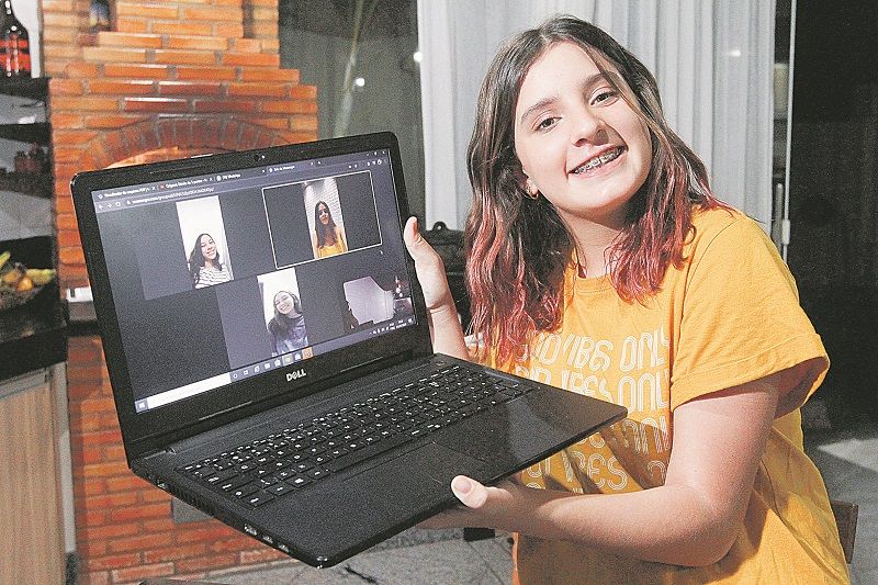 Isabela se reuniu com as amigas Ana Clara, Maria Luiza, Isis e Paula em videochamada para o “amigo lanche” (Foto: Beto Morais/ AT)