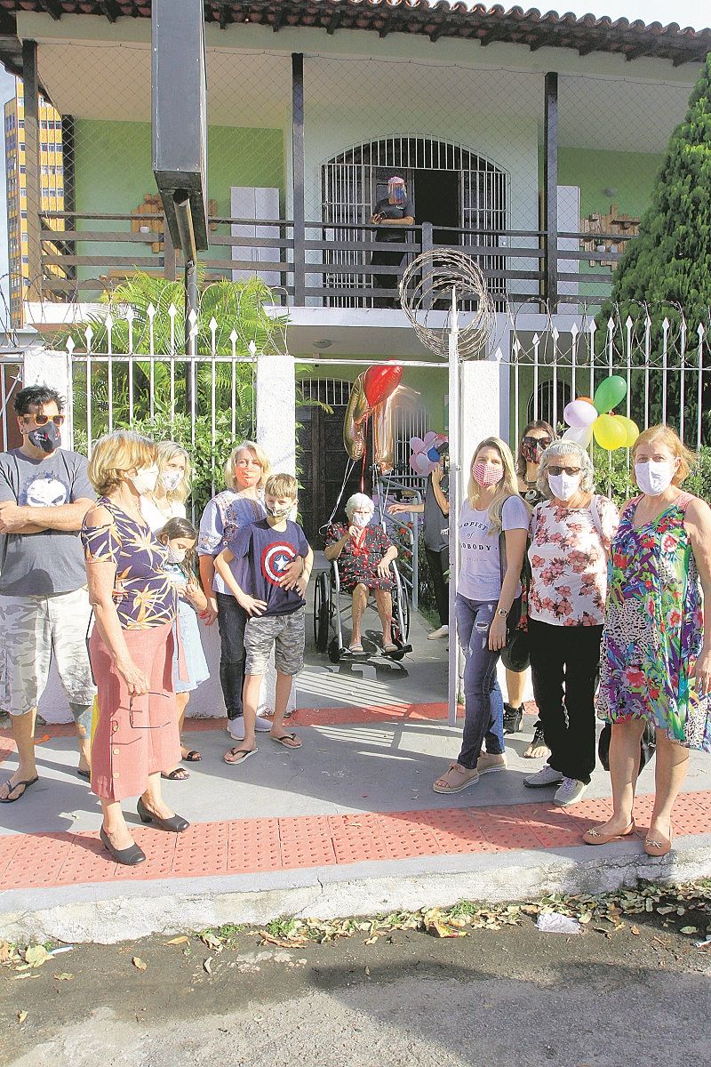 Ana Carminati Gobbi, na cadeira de rodas, ganhou festa da família. (Foto: Dayana Souza/AT)