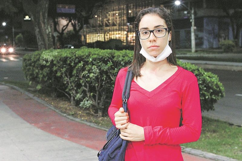 A estudante de Medicina Ana Carolina Lapa, de 28 anos, decidiu procurar ajuda médica após noites de sono sem dormir. “Dei uma melhorada, mas continuo com muita ansiedade", disse. (Foto: Leone Iglesias/AT)