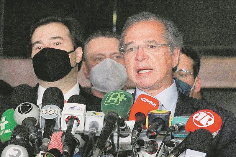 Ao lado de Rodrigo Maia, Paulo Guedes foi pessoalmente ao Congresso entregar o texto da 1ª etapa da reforma tributária (Foto: FREDERICO BRASIL/FUTURA PRESS/ESTADÃO CONTEÚDO)