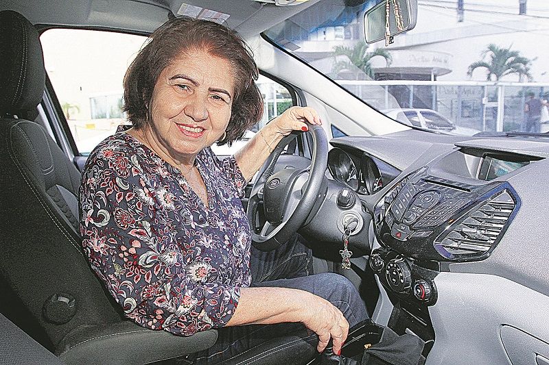 Eva Chaves conta que tirou carteira por necessidade, mas depois se apaixonou. “Eu me sinto livre e feliz”, disse (Foto: Dayana Souza/AT)