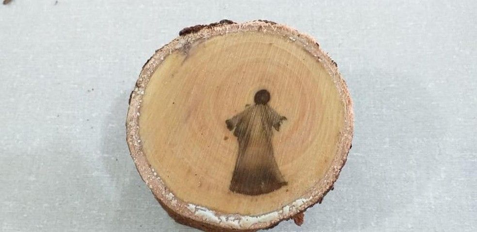 Aparição de “imagem de Jesus” em tronco (Foto: Moisés Batista dos Santos)