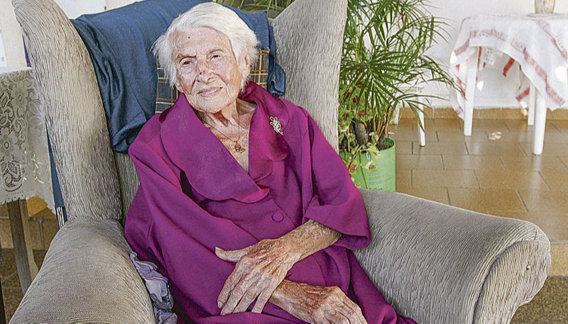 Aposentada Celina Nalin mora em Vila Velha e afirmou que nunca ficou doente: “Coração e pulmões estão perfeitos” (Foto: Leone Iglesias / AT)
