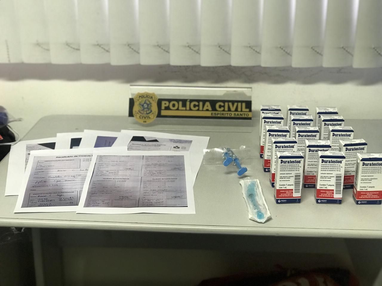 Na casa do suspeito foram apreendidas 15 caixas do medicamento chamado Durateston, além de seringas e algumas receitas falsificadas (Foto: Divulgação)
