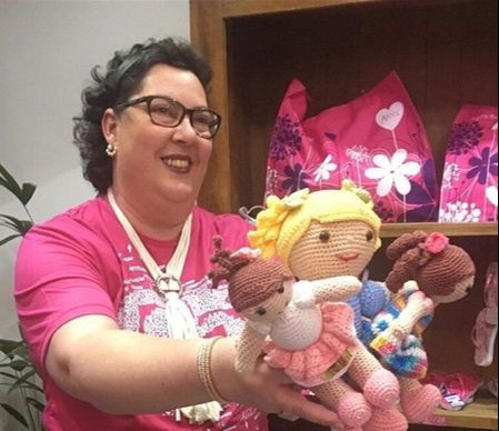 A artesã mineira confecciona bonecas para crianças em tratamento de câncer (Foto: Divulgação)