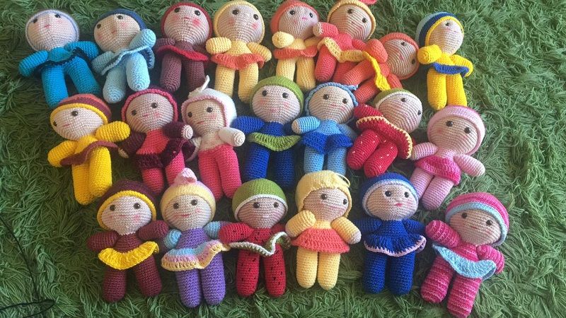 As bonecas são feitas sem cabelo, como uma forma de representar as crianças em tratamento (Foto: Divulgação)