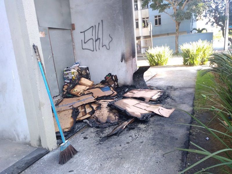 Moradora de rua sofre atentado em Jardim Camburi, em Vitória. (Foto: Fábio Nunes/ AT)