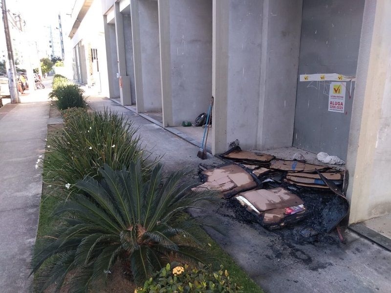 Local onde moradora em situação de rua sofreu atentado em Jardim Camburi, Vitória. (Foto: Fábio Nunes/AT)