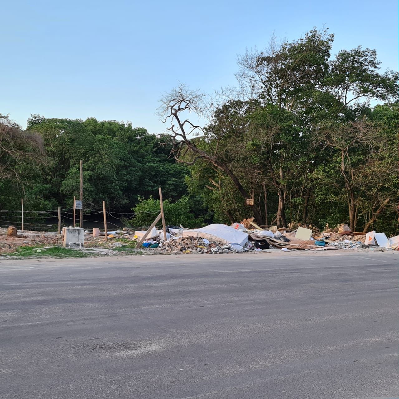 Área foi cercada (Foto: Leitor)