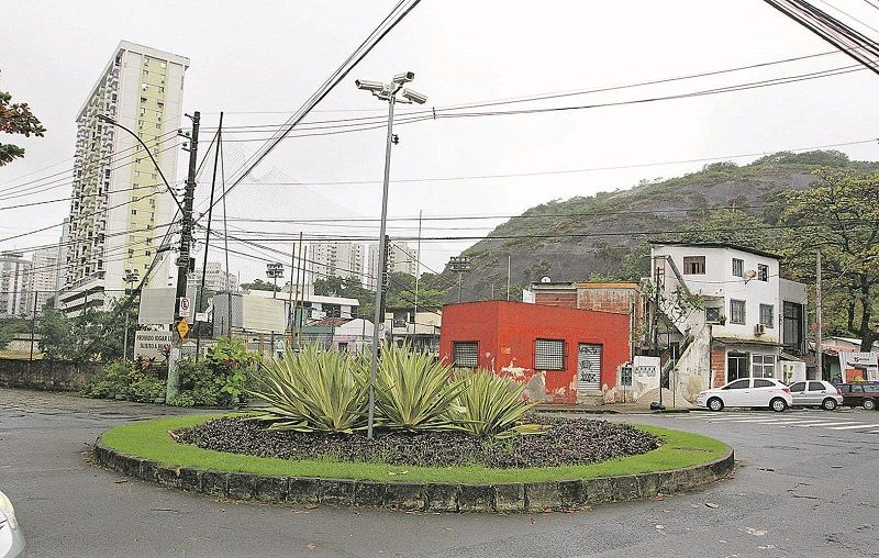 Rotatória entre as ruas Aleixo Neto e Euclides da Cunha (Foto: Kadidja Fernandes/ AT)