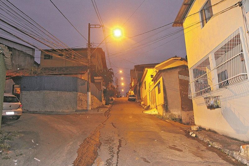 Esgoto vaza na esquina da rua Domingos Martins com a rua José Maria, no bairro Itaquari, em Cariacica (Foto: Beto Moraes/ AT)