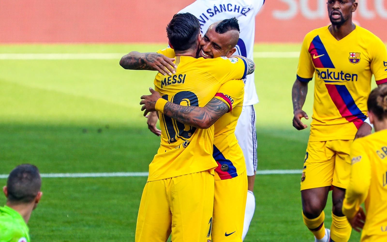 Vidal e Messi comemoram juntos (Foto: Divulgação/Barcelona/Reprodução Twitter)