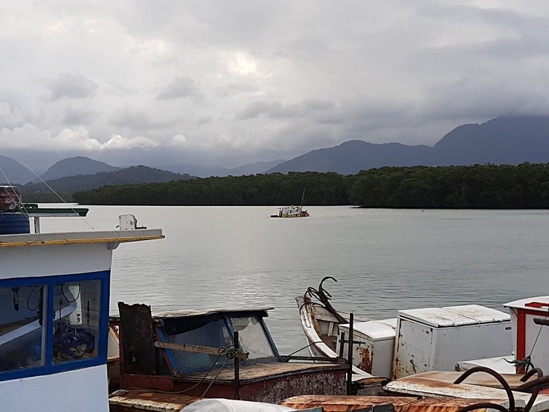 Barco é atropelado por navio e pescadores de Guarapari ficam à deriva por 6 horas (Foto: Roberta Bourguignon)