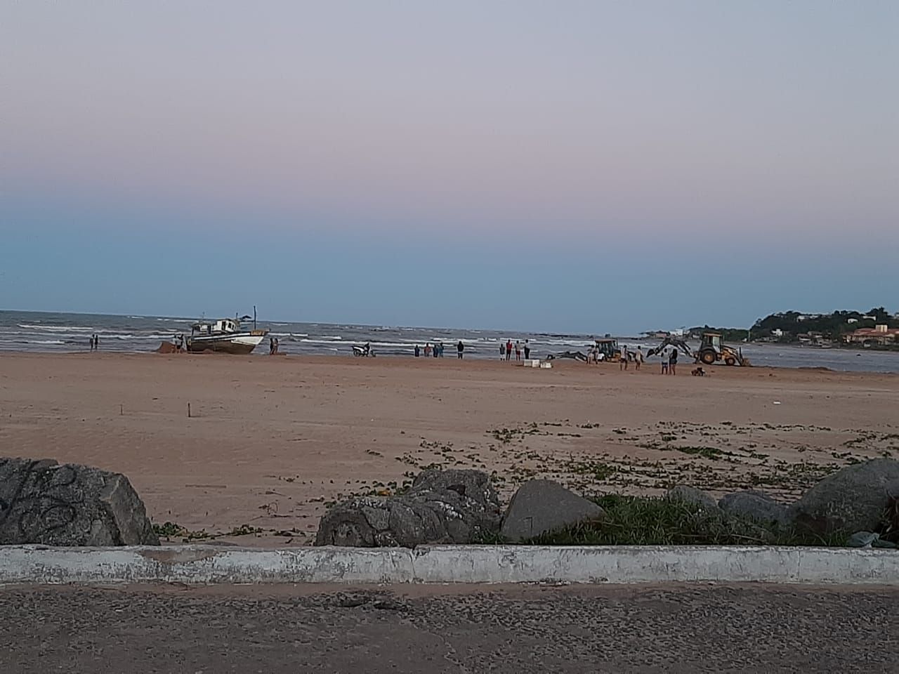 Barco ficou preso em banco de areia (Foto: Rodrigo Costa)