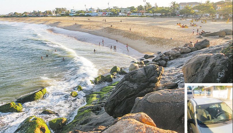 Barra do Jucu: praia virou praça de guerra entre traficantes. Um carro (destaque) foi atingido em um tiroteio (Foto: Beto Morais / AT e Rede Social)
