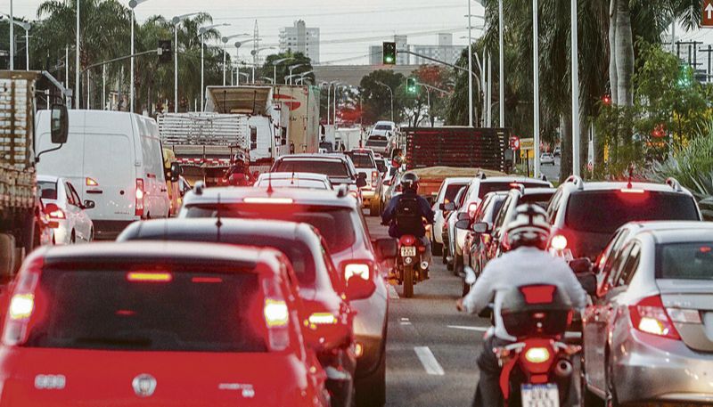 Veículos na estrada (Foto: Beto Morais / AT)