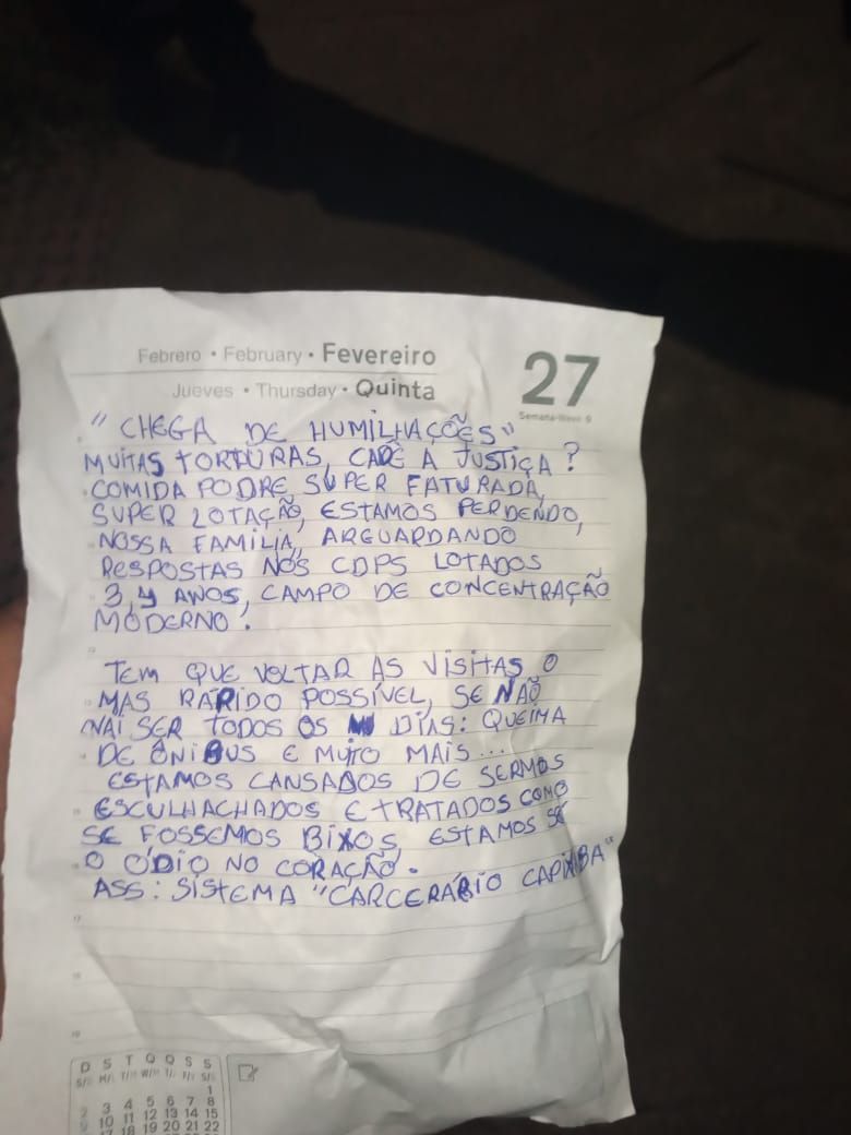 Bilhete deixado pelos bandidos que incendiaram o ônibus. (Foto: Divulgação)