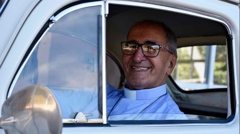 Dom Décio no fusca "Oséias" (Foto: Reprodução/ Site Santuário Nossa Senhora da Saúde)