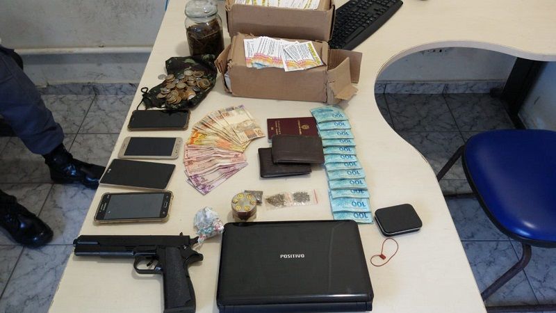 Em Jaguaré, foram apreendidos uma pistola calibre 380 e munições, mais de R$ 12 mil em dinheiro e 21 gaiolas com pássaros silvestres, além de três pés de maconha (Foto: Divulgação)