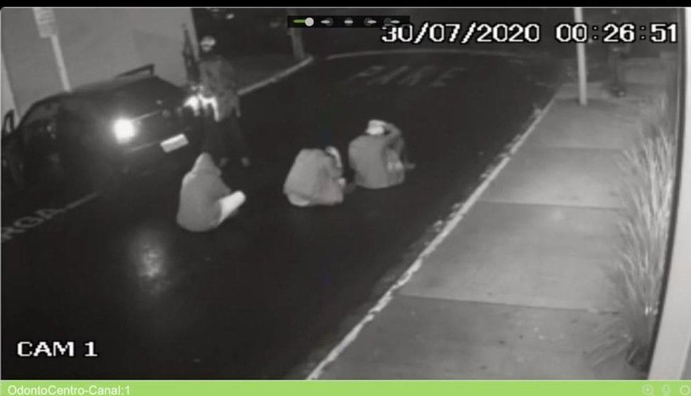 A ação de uma quadrilha de assaltantes provocou pânico em Botucatu (Foto: Videomonitoramento)