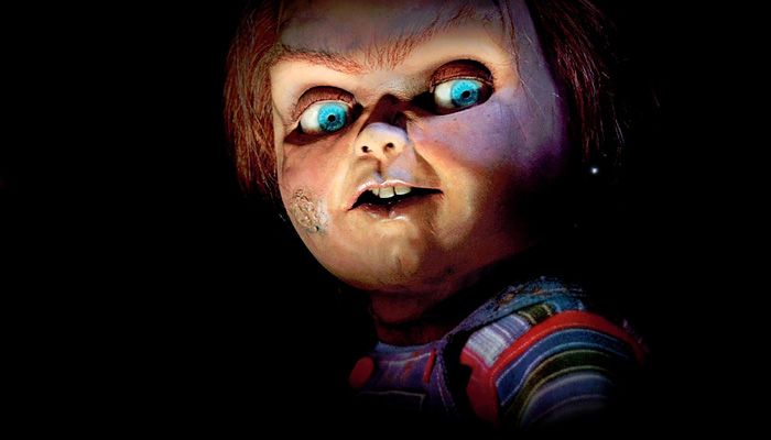 O boneco Chucky aterroriza uma família em “Brinquedo Assassino”, clássico de 1988 (Foto: Divulgação)