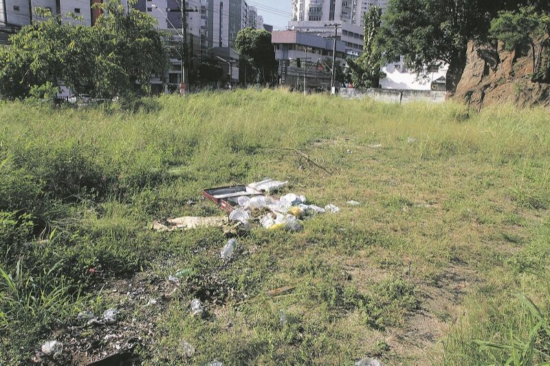 Terreno sujo e abandonado na Reta da Penha. (Foto: Kadidja Fernandes)