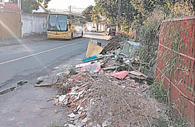 Lixo acumulado na rua Princesa Isabel, no bairro Parque Residencial Laranjeiras, na Serra (Foto: Lícia Vieira Barbosa)