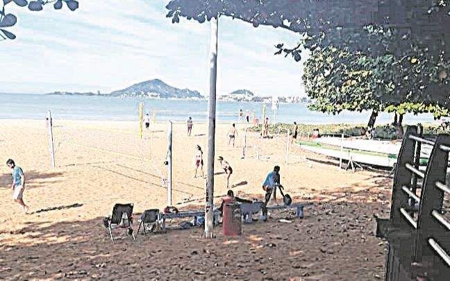 Prática de esportes na Praia de Camburi. (Foto: Marcelo Rocha de Souza)