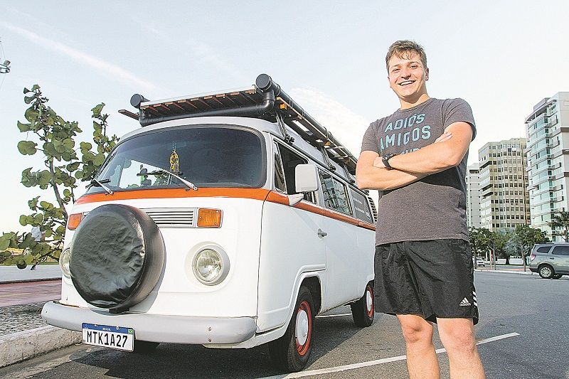 Bruno Duarte cuidou de todos os detalhes da reforma da Kombi, que ficou em R$ 35 mil (Foto: Beto Morais/AT)
