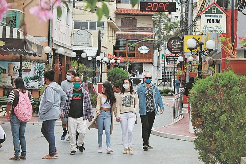 Moradores reclamam que nos finais de semana as ruas costumam ser tomadas por turistas (Foto: Julio Huber)