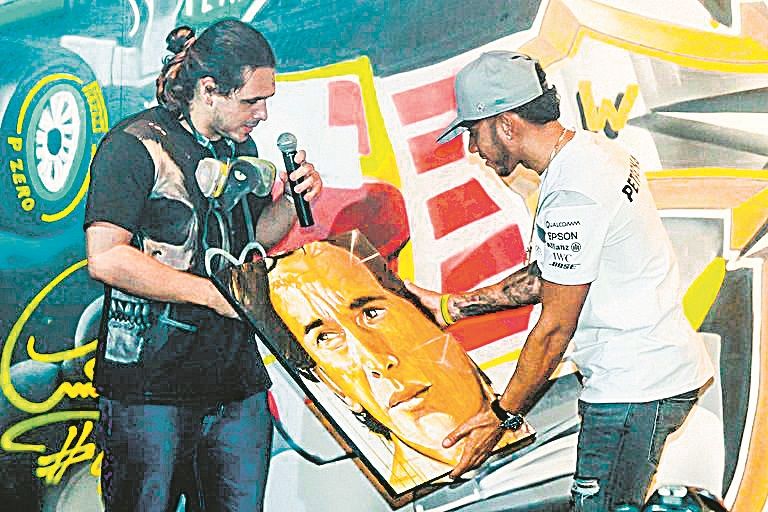 Hamilton ganhou de presente uma tela com a imagem do ídolo brasileiro Ayrton Senna, morto no ano de 1994 (Foto: Acervo pessoal)