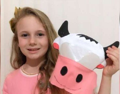 A pequena Hellen com a máscara vencedora (Foto: Reprodução)