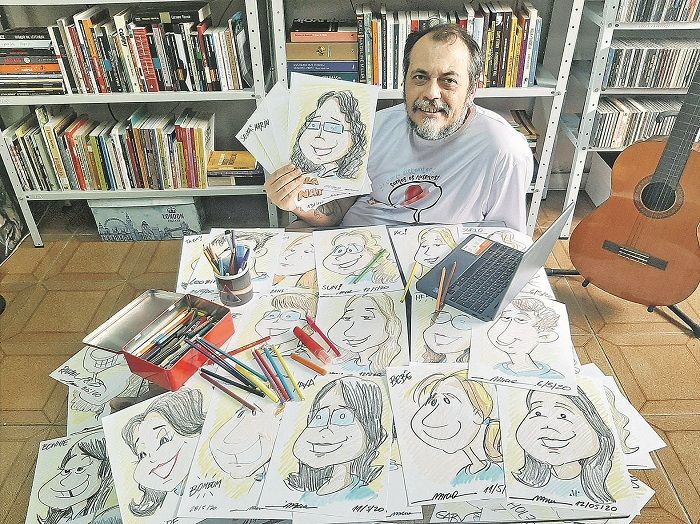 Professor de história e desenhista, Márcio Vaccari decidiu fazer caricaturas dos alunos para estimulá-los a vencer a timidez e participar mais das aulas online (Foto: Divulgação)