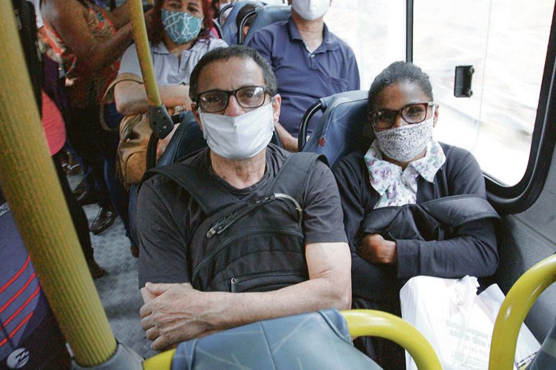 Carlos Alberto e Eliene reclamaram que os ônibus estão circulando cheios e querem mais veículos em operação (Foto: Leone Iglesias / AT)