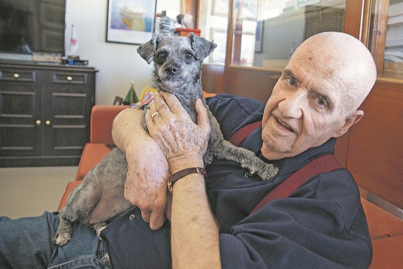 Abraçado com Aicha, que significa energia em árabe, Nejar diz não ter 81 anos: “A idade é a afirmação do cansaço”. (Foto: Divulgação/Jairo Ferreira)