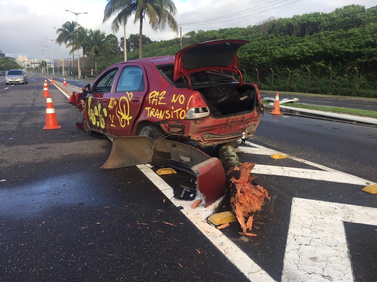 Depois do acidente, a frase "Paz no trânsito" foi escrita no carro (Foto: Thainá Lopez/Tv Tribuna)