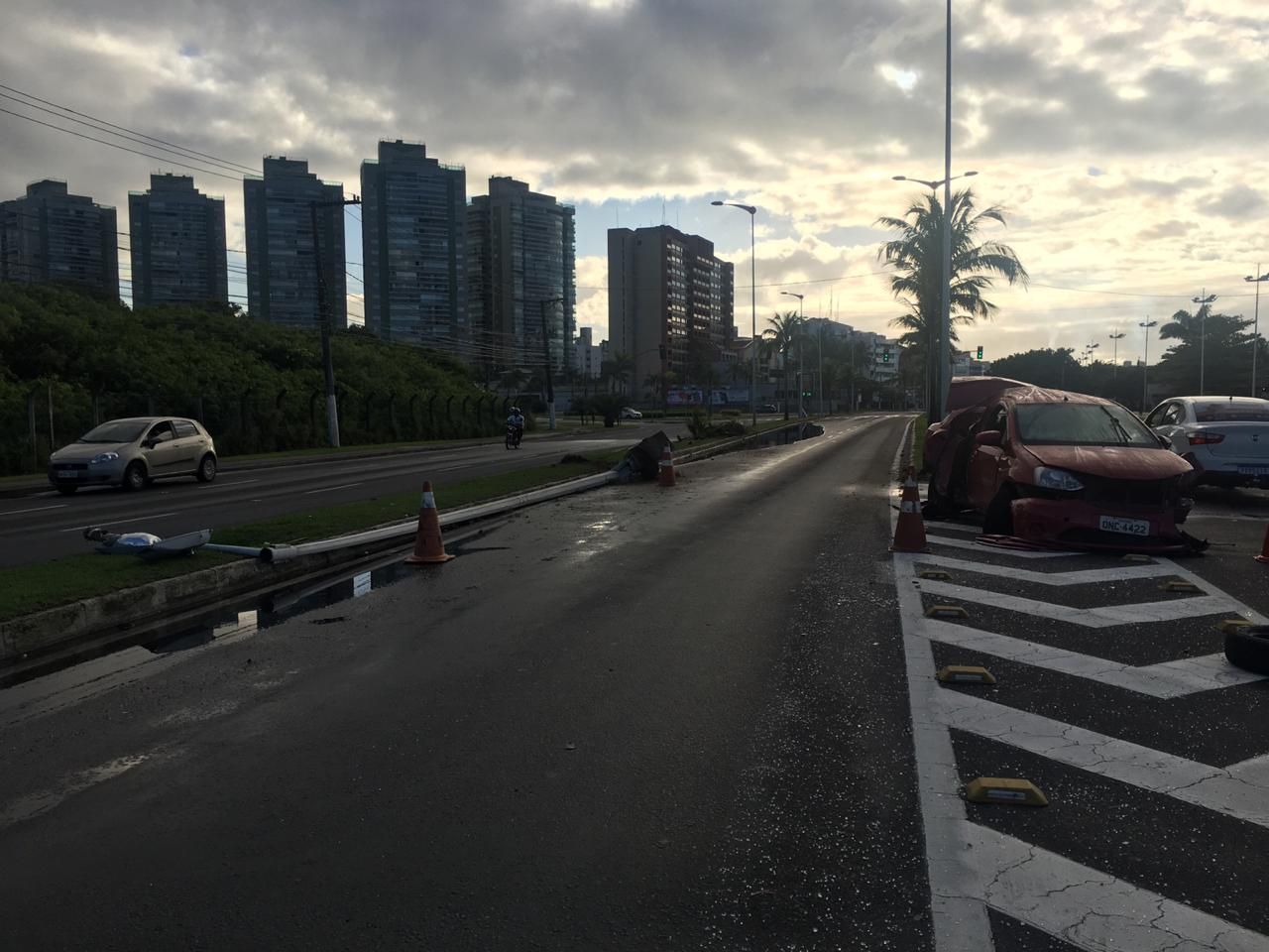 Carro ficou no sentido contrário da avenida (Foto: Thainá Lopez/ TV Tribuna )