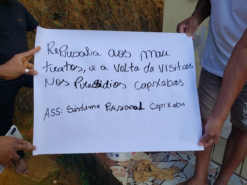 Cartaz deixado por bandidos que incendiaram coletivo em Cariacica (Foto: Reprodução/WhatsApp)