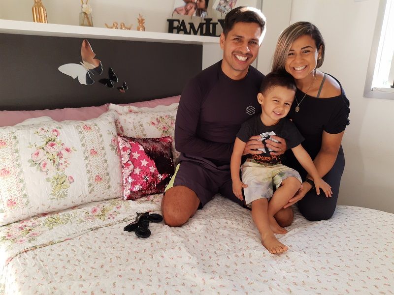 Casal Thiago e Renielly com o filho Théo: postagens na internet do momento em que acordam até a hora de dormir (Foto: Roberta Bourguignon)