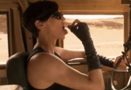 Charlize Theron em The Old Guard (Foto: Reprodução/ YouTube Netflix Brasil)