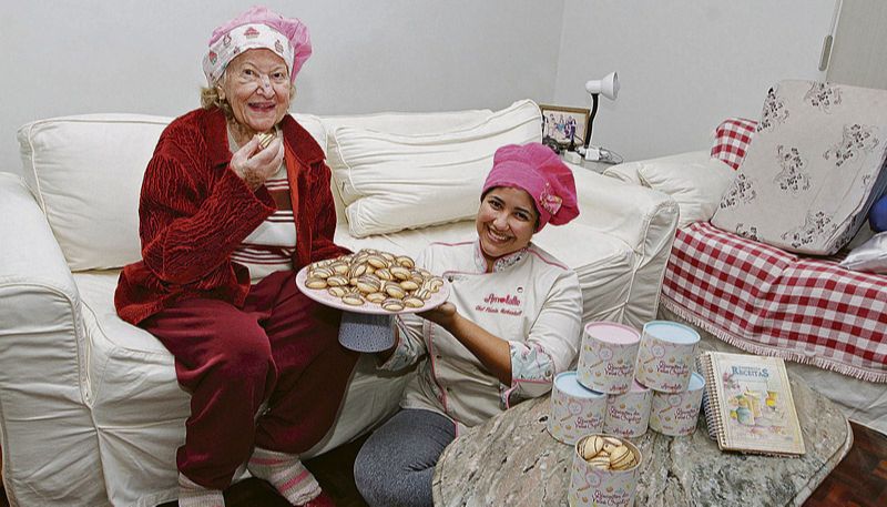A chef confeiteira Flávia Herkenhoff aprendeu com sua avó Orzalina, 87, a preparar biscoitos de polvilho com chocolate (Foto: Fábio Nunes / AT)