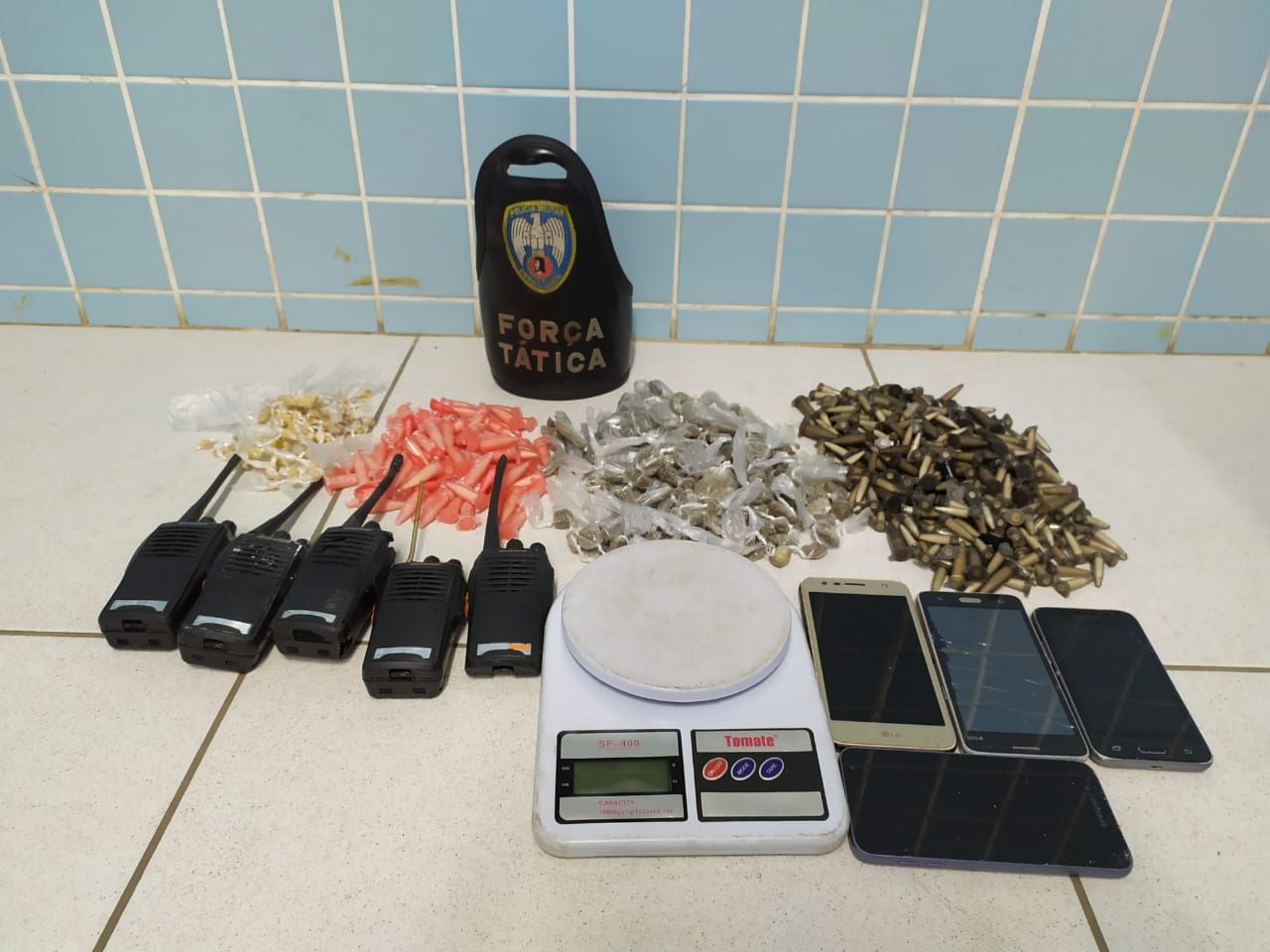 Drogas e celulares foram apreendidos (Foto: Divulgação/ PMES)