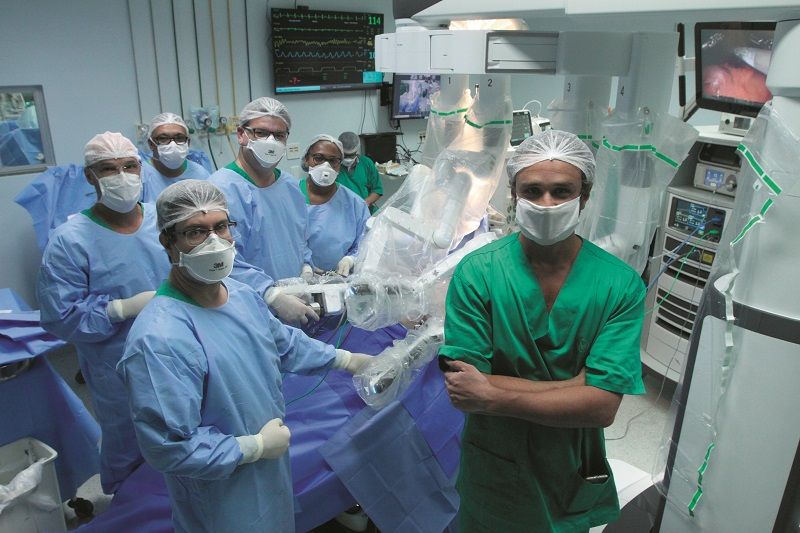Cirurgia inédita para perder peso é feita no Estado. Na foto, os médicos Gustavo Peixoto e Fernando Barros (de verde) e equipeFoto (Foto: Beto Morais/AT)