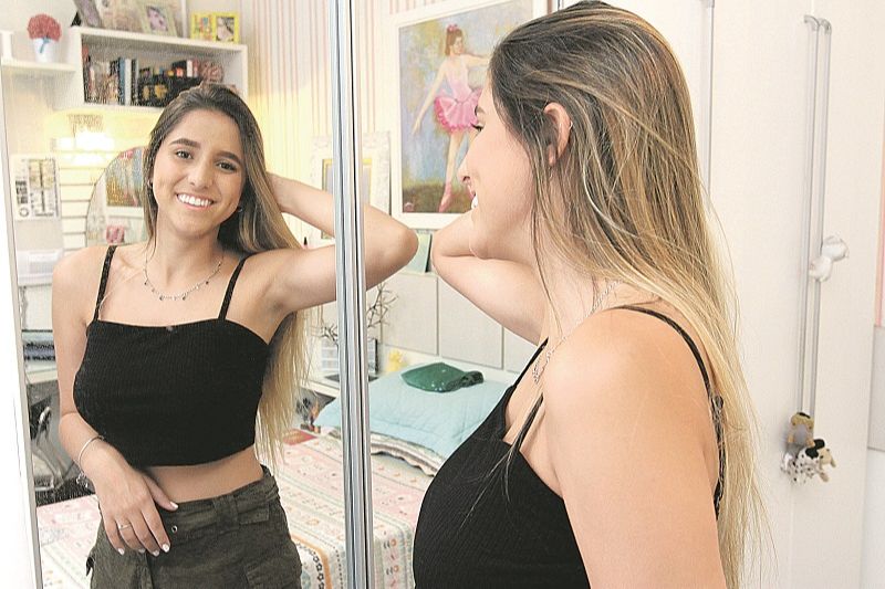 A estudante Lara da Rocha Vaccari, de 18 anos, vai realizar nesta quarta o sonho da cirurgia plástica no nariz (Foto: Leone Iglesias/ AT)