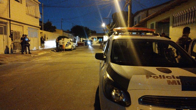 O corpo da vítima, uma mulher de 29 anos ainda não identificada, foi encontrado enrolado em uma toalha dentro da residência onde morava desde o último sábado (25) (Foto: Taynara Nascimento)