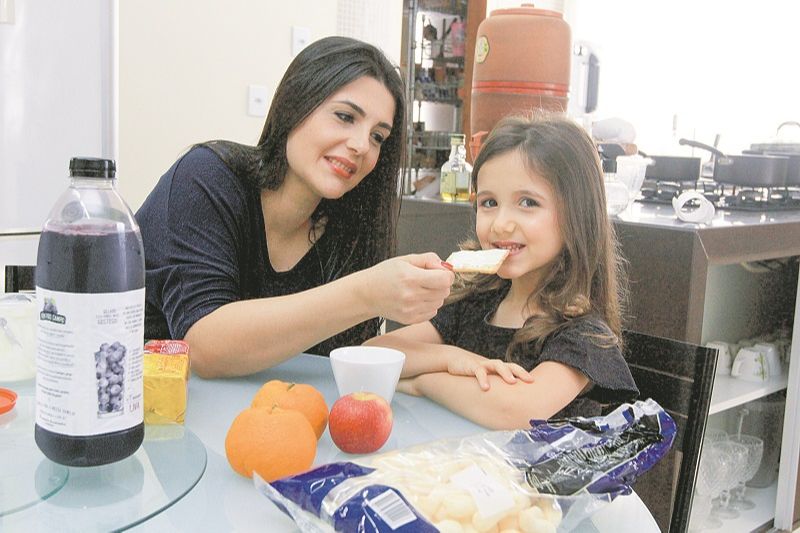 A biomédica Ana Carolina Sanches Ferreira Parmagnani, 34 anos, e a filha Bianca Sanches Parmagnani, de 5 anos (Foto: Kadidja Fernandes/AT)