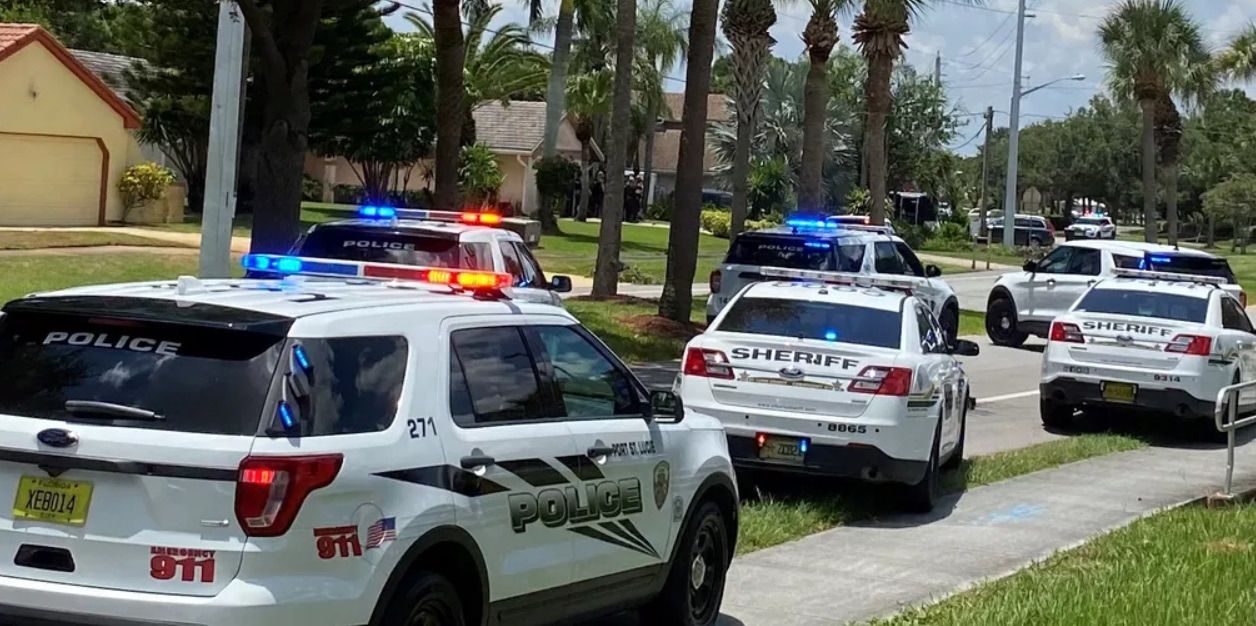 Viaturas da polícia cercam a casa durante tiroteio na Flórida (Foto: Divulgação/Polícia de Port St. Lucie)